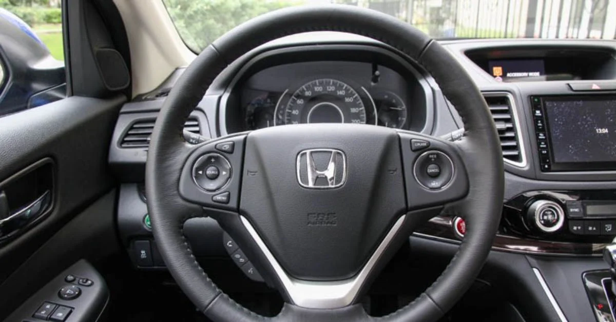 Nhiều tiện ích hiện đại được Honda tích hợp ở vô lăng xe CRV 2015 (Ảnh: Sưu tầm Internet)