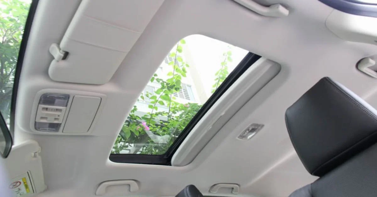 Chi tiết cửa sổ trời giúp xe CRV 2015 2.4AT thêm thoáng đãng, thoải mái hơn (Ảnh: Sưu tầm Internet)