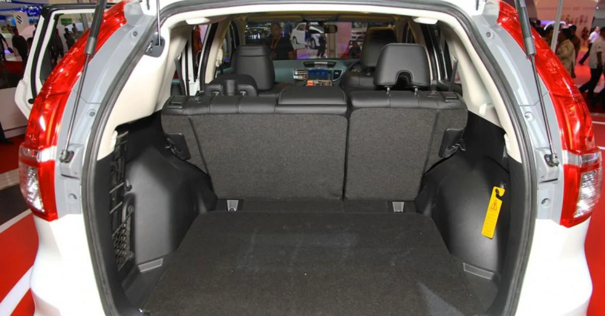 Các gia đình có thể thoải mái chứa đồ với khoang hành lý rộng của bản 2015 Honda CR-V (Ảnh: Sưu tầm Internet)
