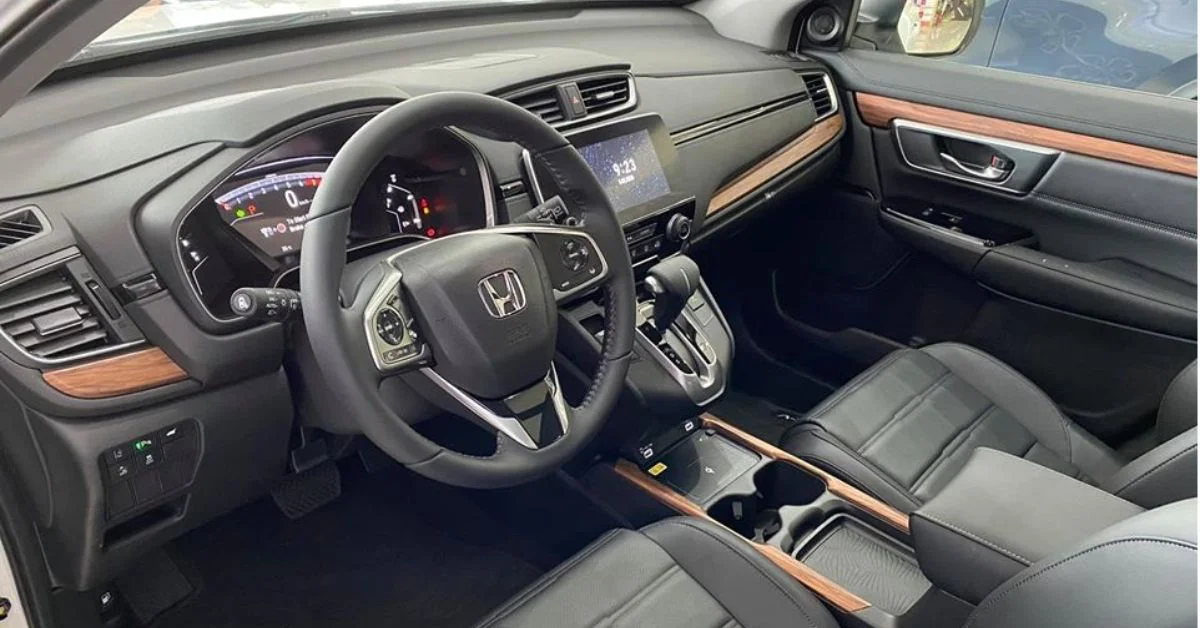 Honda CRV E màu Trắng với tiêu chuẩn với tiện ích đầy đủ không kém (Nguồn: Sưu tầm Internet)
