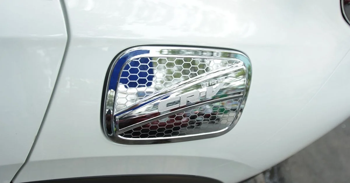 Ốp nắp xăng tạo điểm nhấn ấn tượng cho ngoại thất của xe CRV (Ảnh: Sưu tầm Internet)