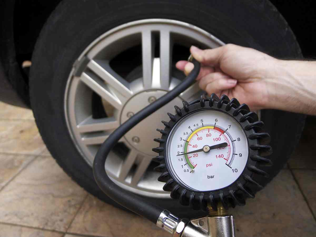 Đừng quên chú ý đến áp suất khi thực hiện kiểm tra lốp xe ô tô (Ảnh: Sưu tầm Internet)