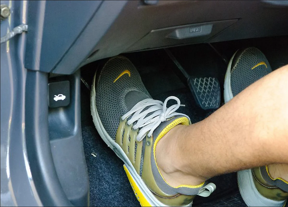 Đặt chân sẵn ở chân phanh để xử lý nhanh sự cố trong quá trình quay đầu xe (Ảnh: Sưu tầm Internet)