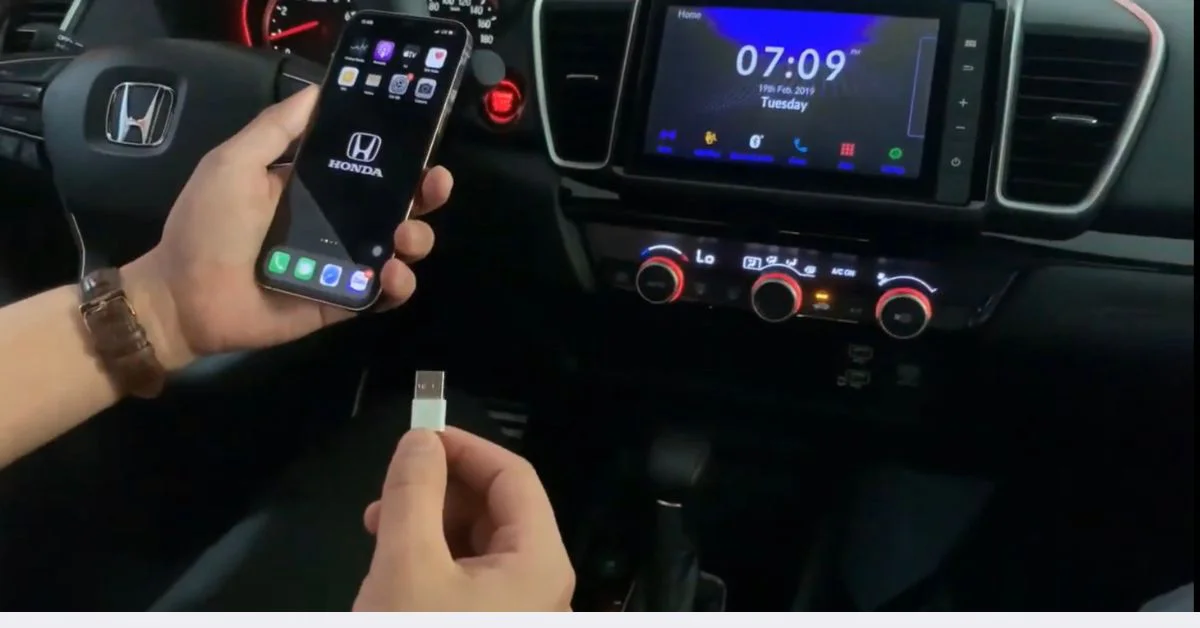 Kết nối Apple CarPlay trên Honda City qua dây cáp (Ảnh: Honda Ô tô Mỹ Đình)