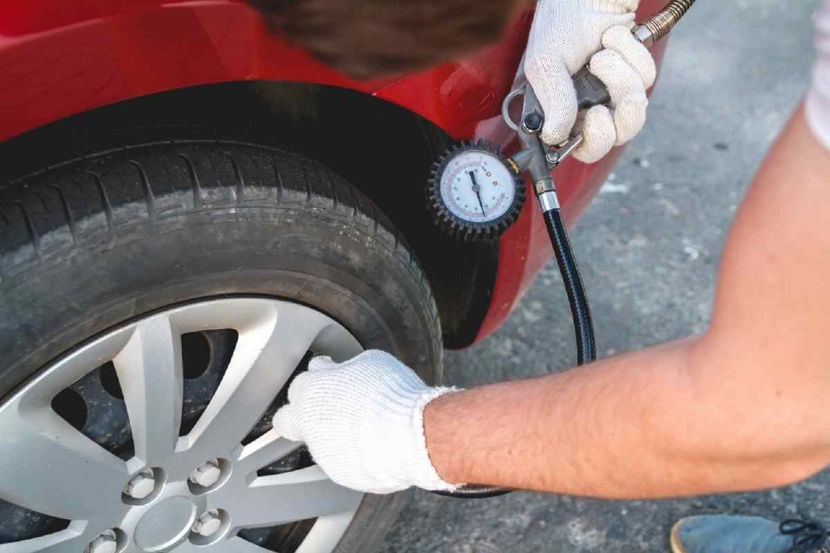 Bơm lốp xe đúng kỹ thuật sẽ giúp đảm bảo an toàn khi lái xe (Ảnh: Sưu tầm Internet)