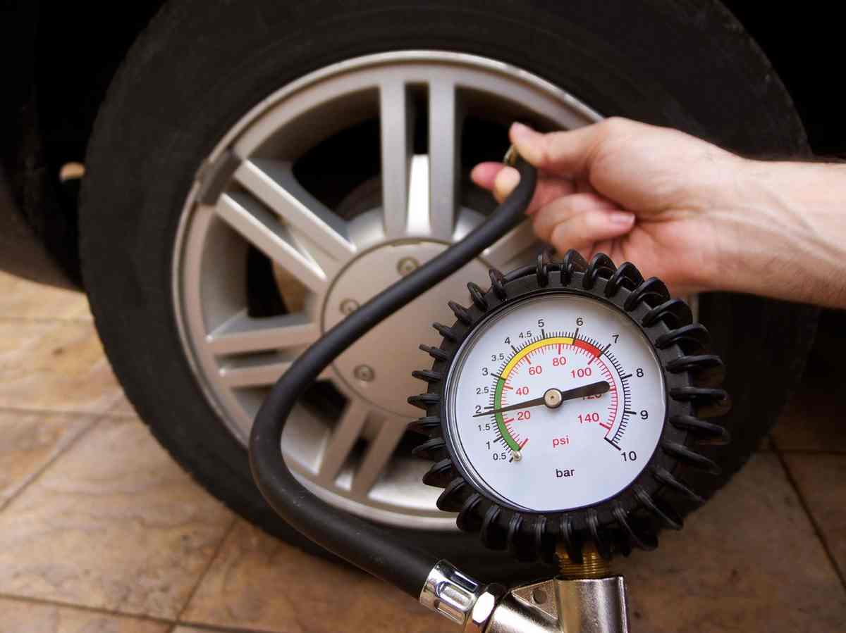 Tùy theo điều kiện thời tiết để bạn tăng, giảm áp suất khi bơm lốp xe ô tô (Ảnh: Sưu tầm Internet)