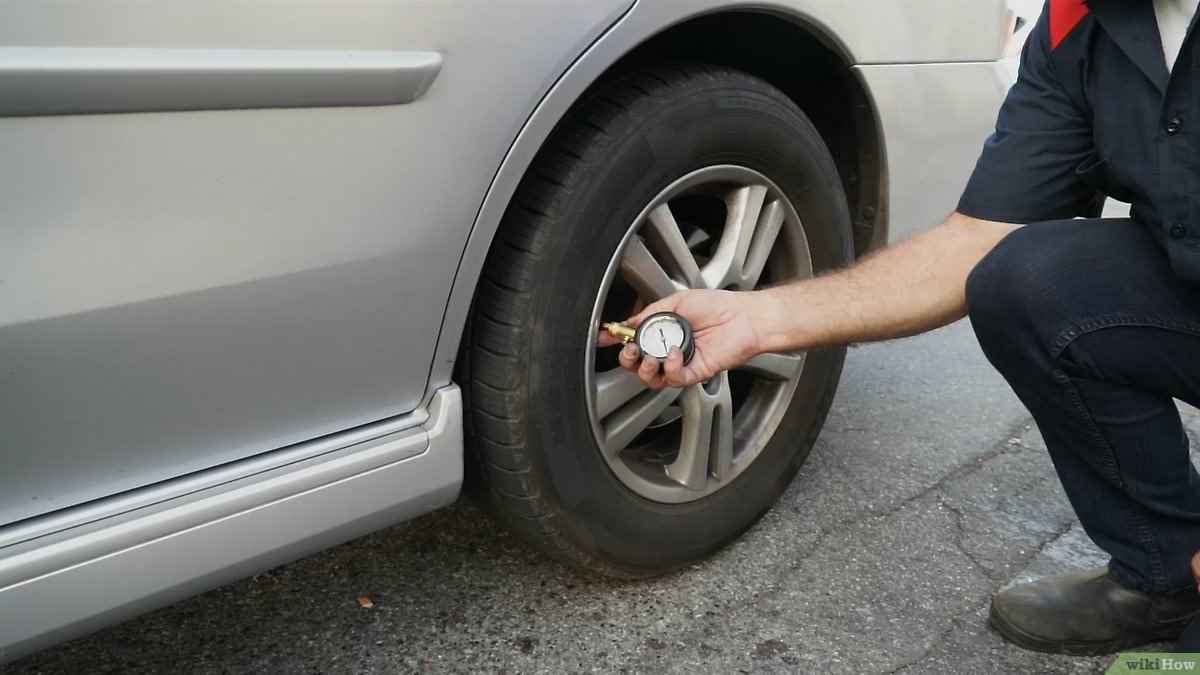 Tần suất bơm lốp của xe ô tô từ 2 – 4 tháng/lần tùy vào tình trạng xe mới hay cũ (Ảnh: Sưu tầm Internet)