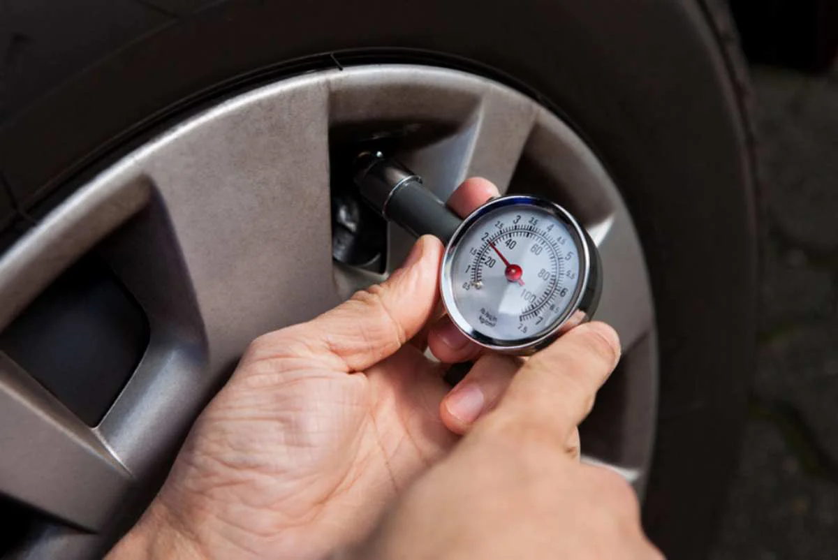 Lốp xe bơm đúng áp suất sẽ giảm tình trạng tiêu hao nhiên liệu rất đáng kể (Ảnh: Sưu tầm Internet)