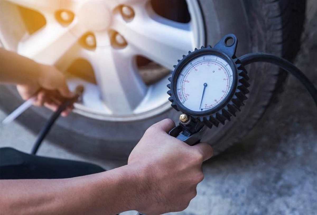 Quá trình bơm lốp xe ô tô cần chú ý kiểm tra các vấn đề phát sinh (Ảnh: Sưu tầm Internet)
