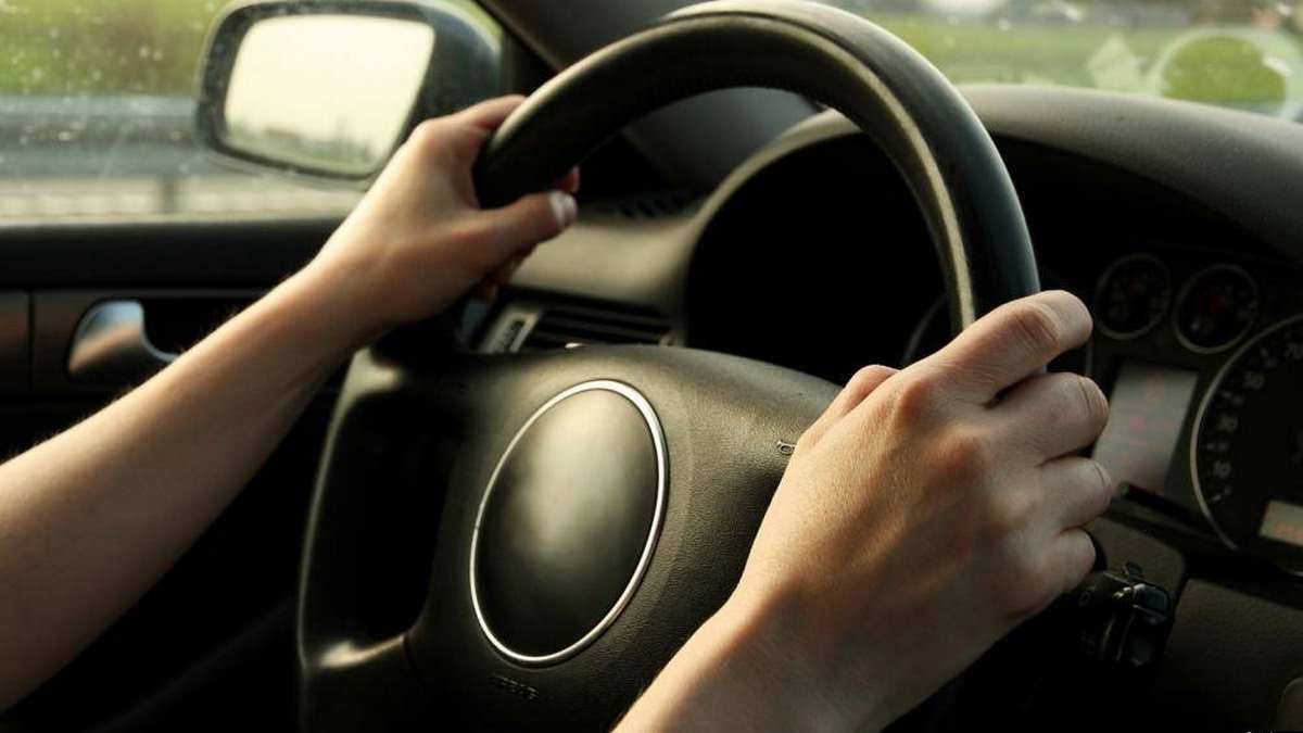 Thực hiện cách cầm vô lăng khi lái xe giúp bạn lái xe an toàn và xử lý tình huống hiệu quả hơn (Ảnh: Sưu tầm Internet)