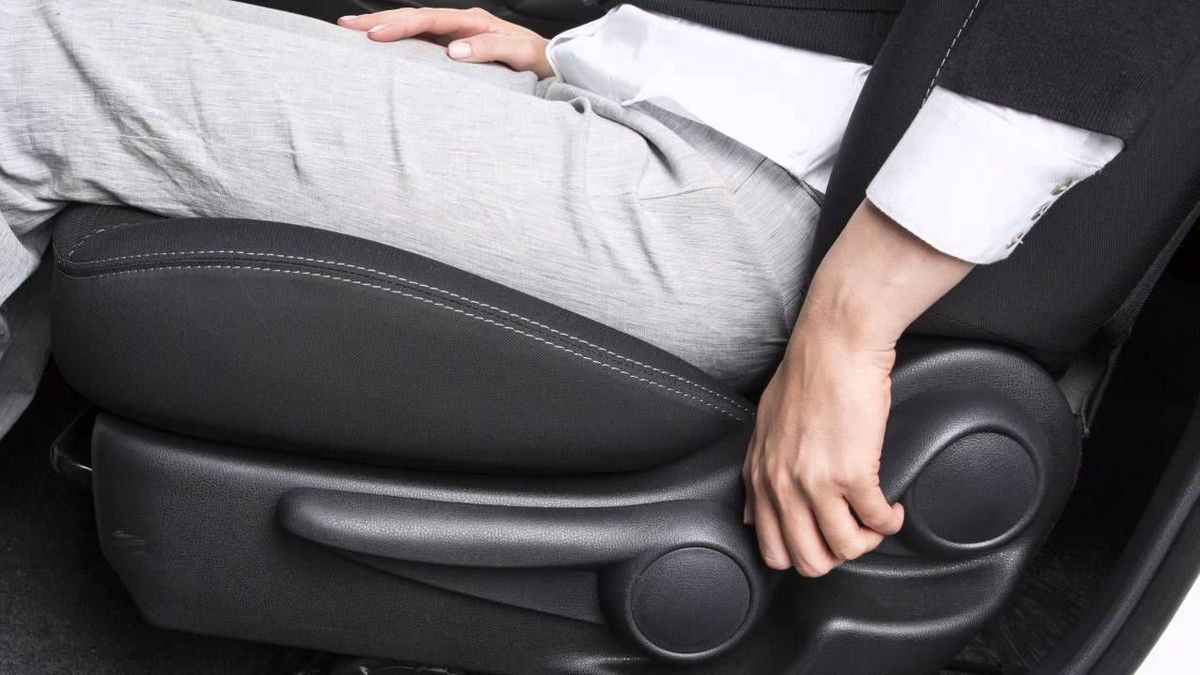 Chỉnh ghế lái ngả ra sau với góc nghiêng 20 độ để tạo cảm giác thoải mái nhất khi lái xe (Ảnh: Sưu tầm Internet)