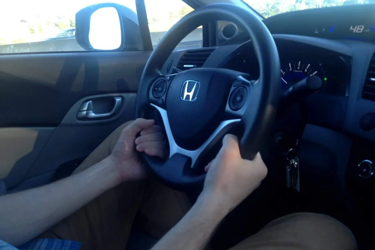 Nhiều người vẫn chưa biết cách cầm vô lăng đúng kỹ thuật khi lái xe (Ảnh: Sưu tầm Internet)