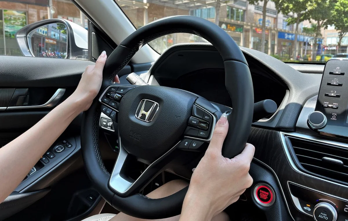 Hai ngón tay cái nên đặt lên trên vô lăng khi lái xe (Ảnh: Sưu tầm Internet)