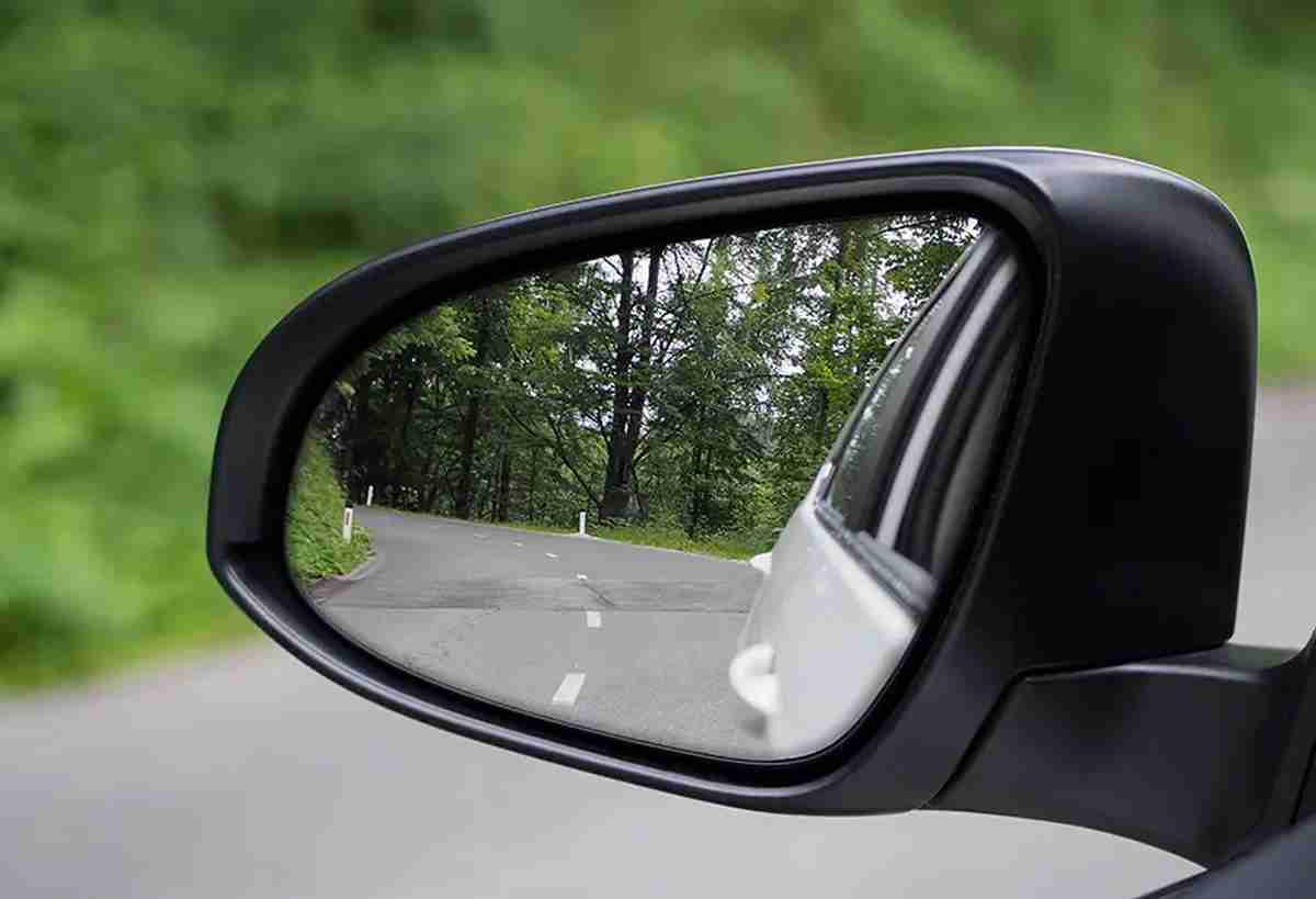 Biết được cách chỉnh gương chiếu hậu ô tô sẽ giúp lái xe an toàn hơn, hạn chế tối đa các điểm mù (Ảnh: Sưu tầm Internet)