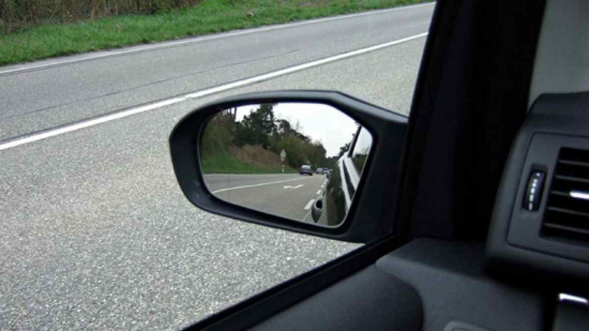 Chú ý thực hiện đúng cách chỉnh gương xe ô tô bên trái để quan sát phát sau hiệu quả (Ảnh: Sưu tầm Internet)