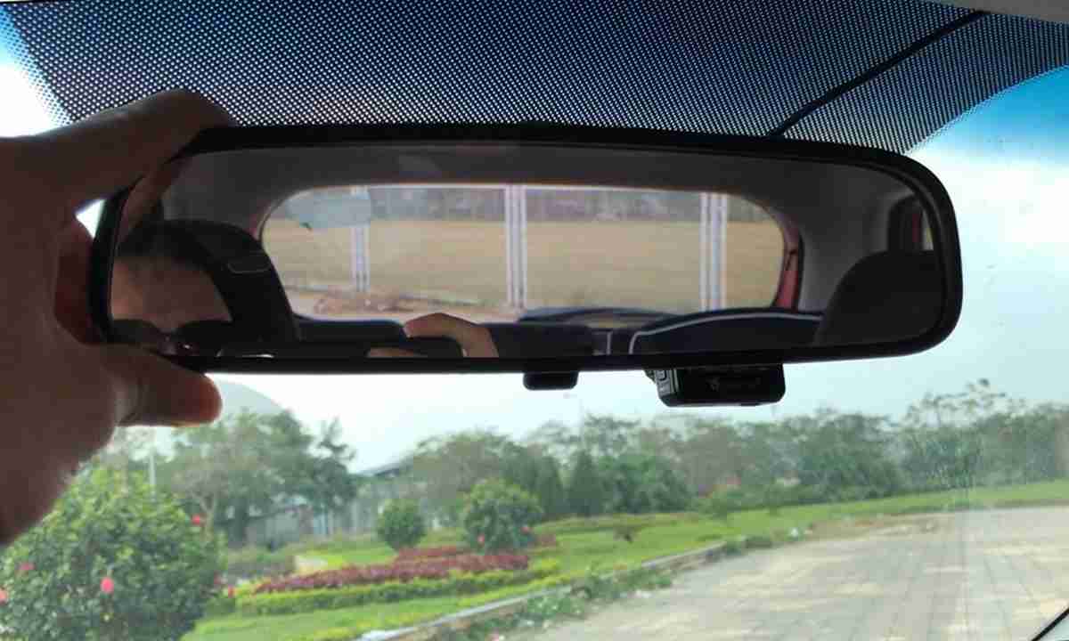 Chú ý thực hiện đúng cách chỉnh gương chiếu hậu trong xe ô tô (Ảnh: Sưu tầm Internet)