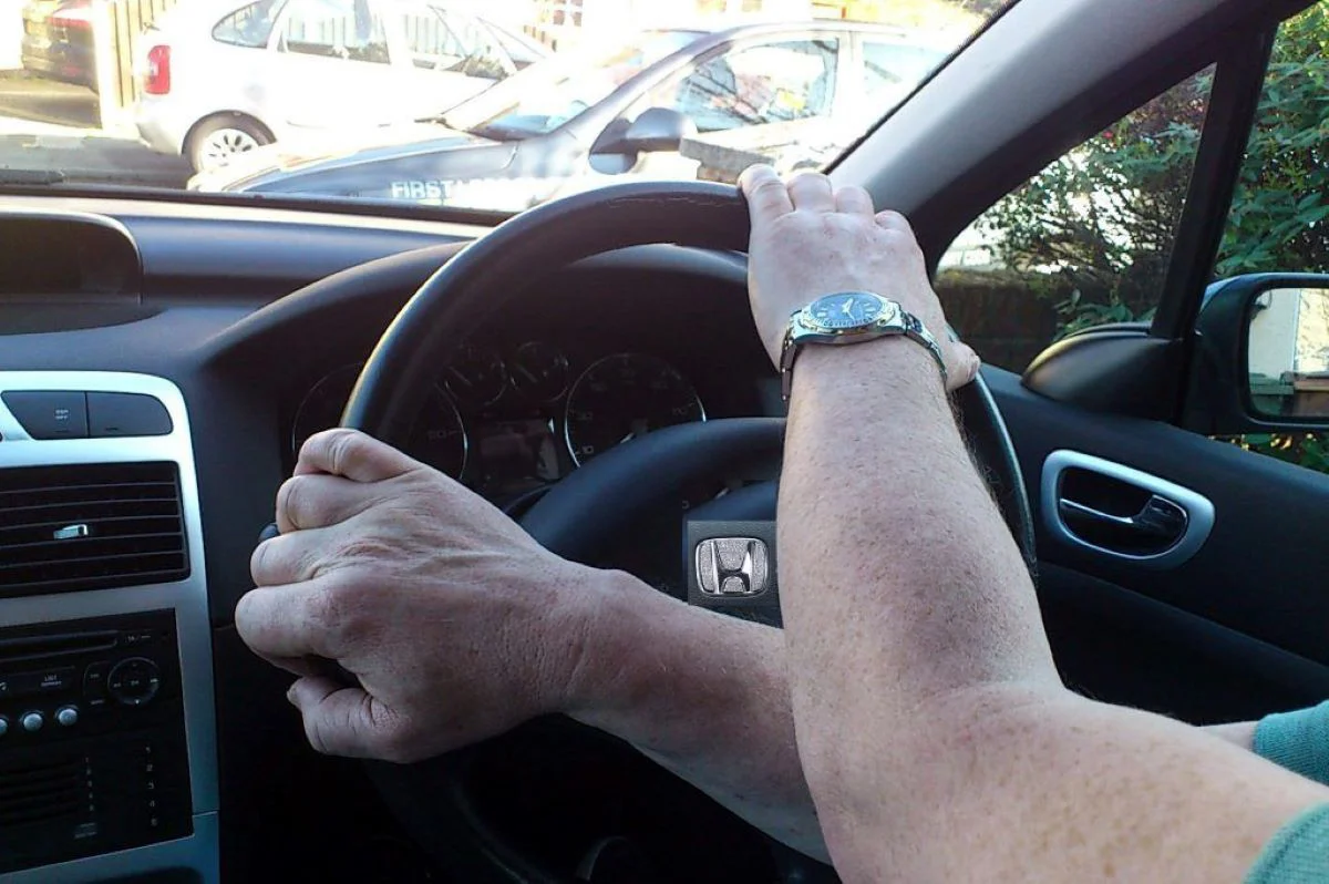 Kiểu bắt chéo tay được dùng rất nhiều khi đánh lái vào cua (Ảnh: Sưu tầm Internet)