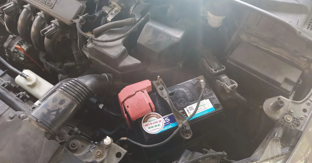 Cực kết nối của ắc quy bụi bặm khiến xe không đề được (Ảnh: Sưu tầm Internet)