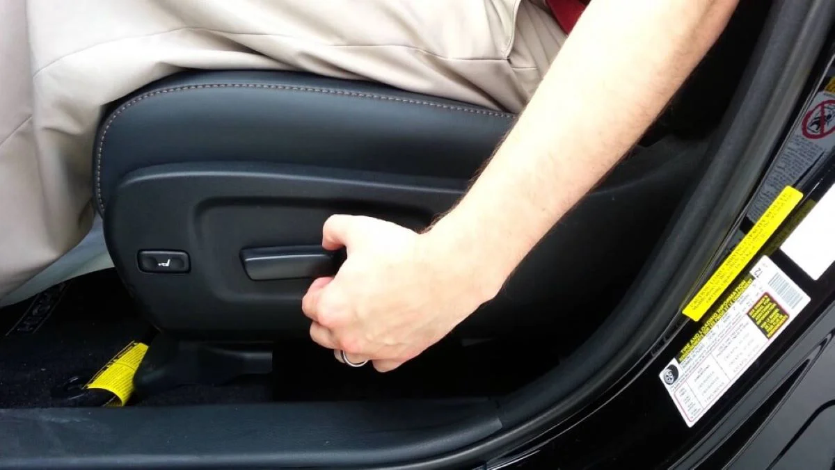 Điều chỉnh lưng ghế là thao tác để bạn có tư thế lái xe ô tô chuẩn (Ảnh: Sưu tầm Internet)