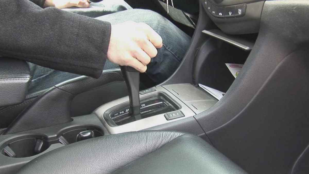 Có thể dùng phanh tay để tăng lực hãm giúp tốc độ xe chậm lại (Ảnh: Sưu tầm Internet)