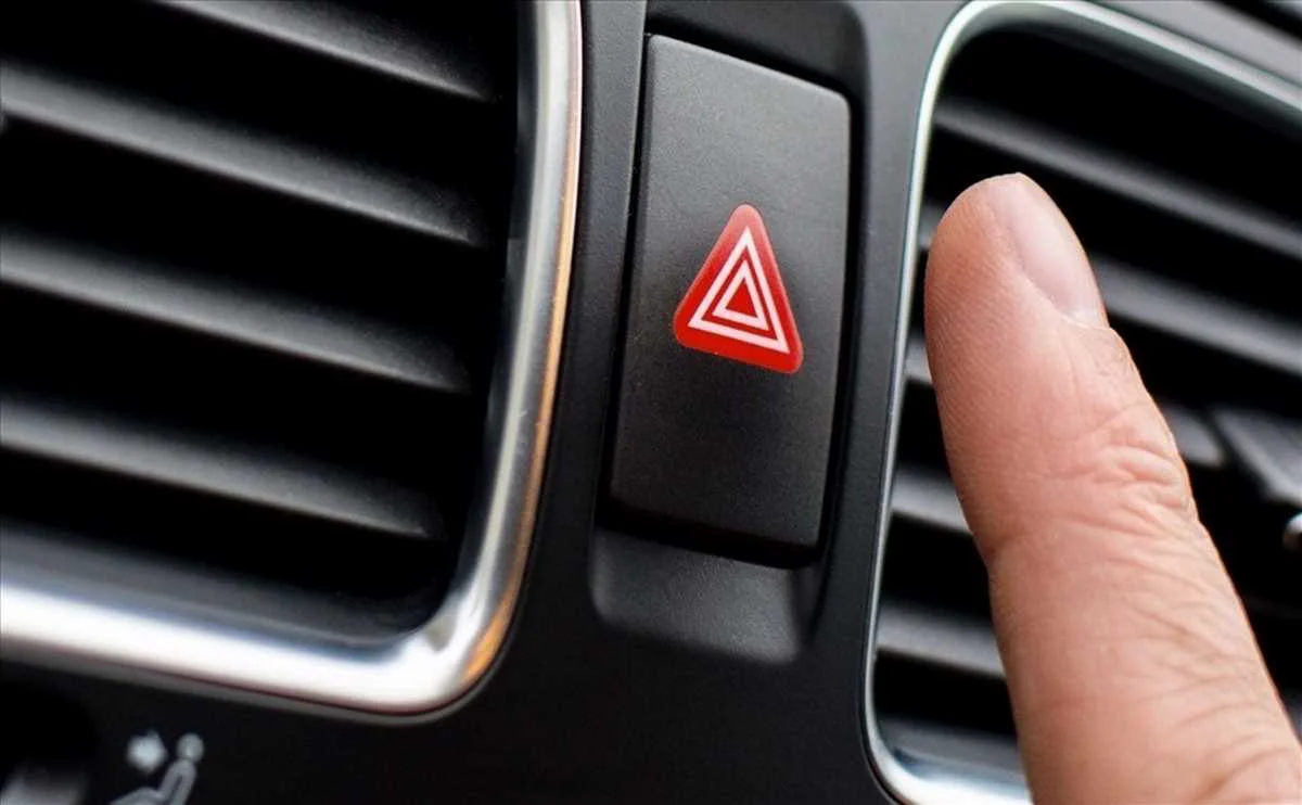 Bật đèn cảnh báo để các phương tiện xung quanh biết tránh xa xe của bạn (Ảnh: Sưu tầm Internet)