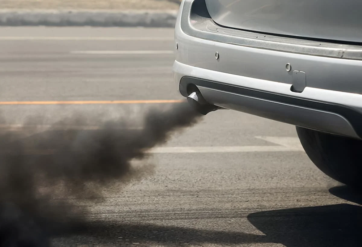 Ống xả của xe có khói đen cũng là dấu hiệu ECT hỏng (Ảnh: Sưu tầm internet) 