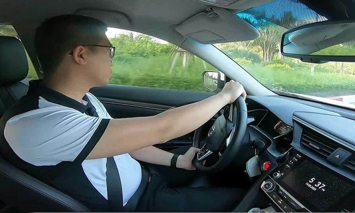 Đánh lái và trả lái là kỹ thuật cơ bản mỗi lái xe cần biết (Ảnh: Sưu tầm Internet)