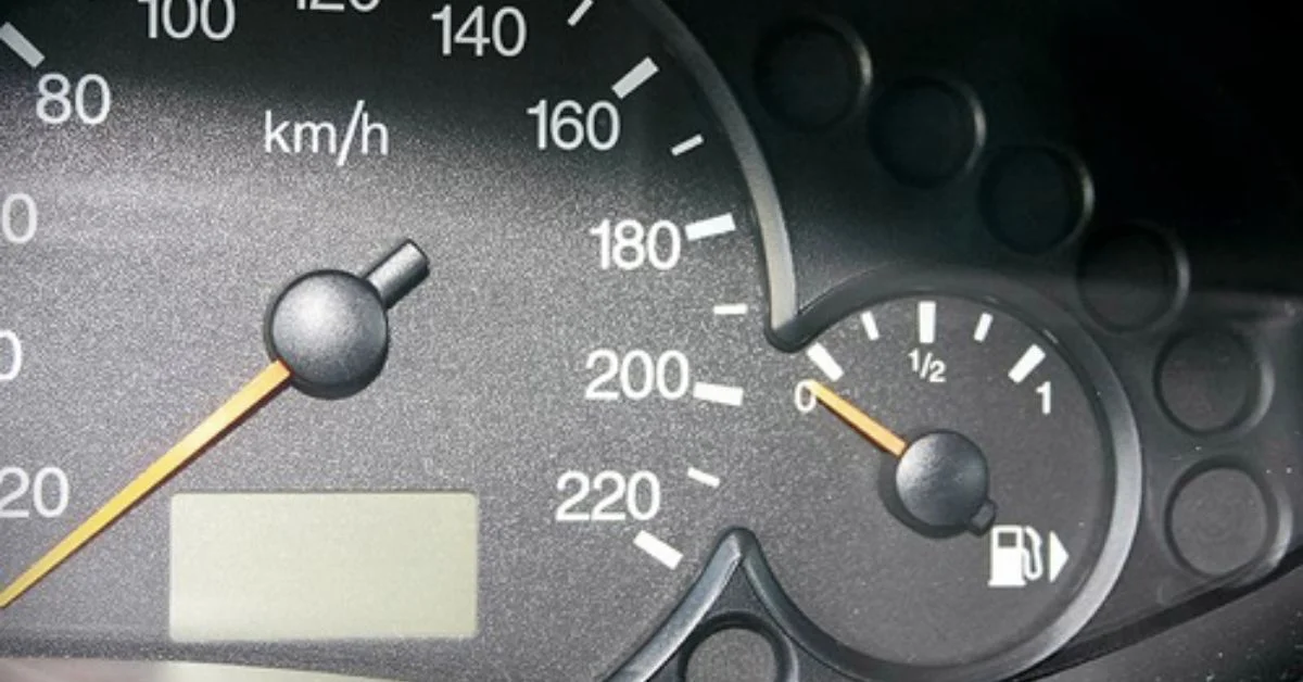 Bảng đồng hồ đo lượng nhiên liệu của xe (Ảnh: Sưu tầm Internet)