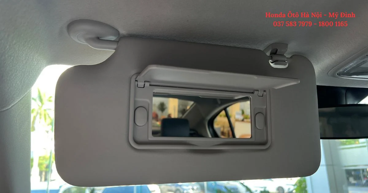 Gương trang điểm được trang bị cho hàng ghế trước trên xe Honda City L (Ảnh: Honda Ô tô Mỹ Đình)
