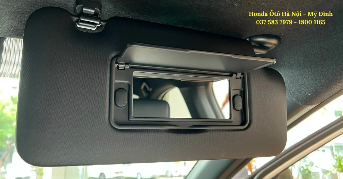 Gương trang điểm trang bị cho hàng ghế phụ (Ảnh: Honda Ô tô Mỹ Đình)