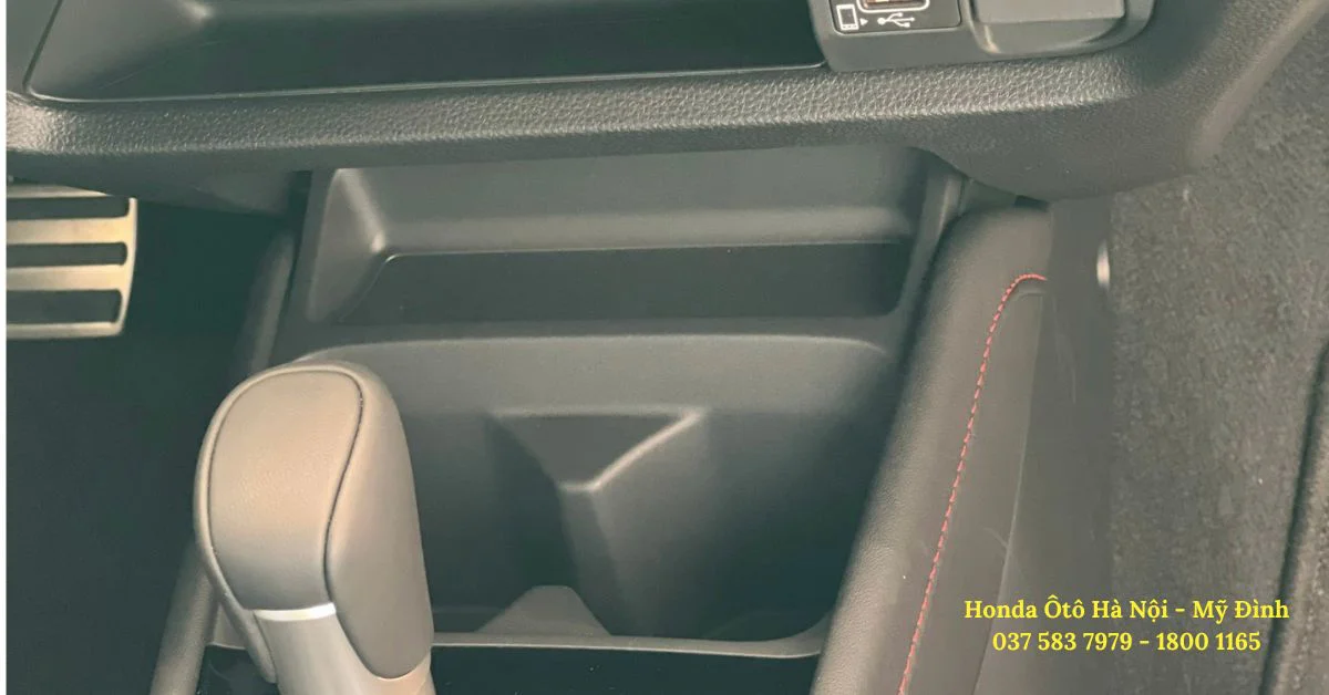 Ngăn đựng cốc tiện lợi được đặt cạnh cần số (Ảnh: Honda Ô tô Mỹ Đình)