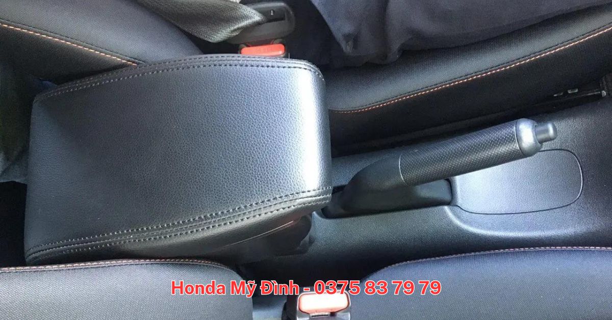 Bệ tỳ tay rộng rãi ở hàng ghế 1 và 2 trên bản L. (Ảnh: Honda Mỹ Đình)