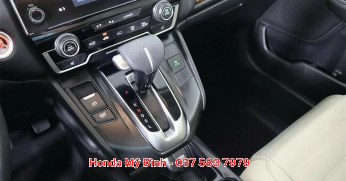 Vị trí cần số trên Honda CRV 2023 đã được rời lên cao hơn, rất tiện cho người lái. 