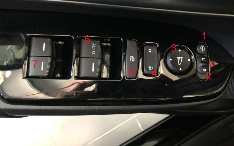 Các nút bấm điều chỉnh trên cánh cửa Honda CRV bản G. 
