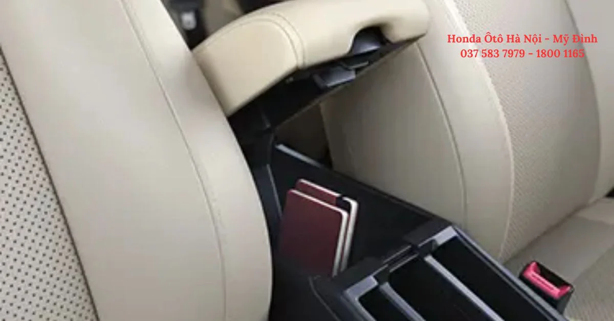 Tựa tay trung tâm phía trước có ngăn chứa đồ giúp xe có thêm không gian lưu trữ các đồ đạc có kích thước nhỏ hơn (Ảnh: Honda India)
