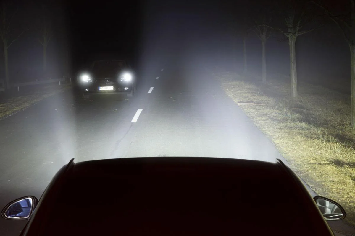 Khi lái xe ô tô ban đêm bạn nên hạn chế nhìn thẳng vào đèn ô tô đối diện (Ảnh: Sưu tầm Internet)