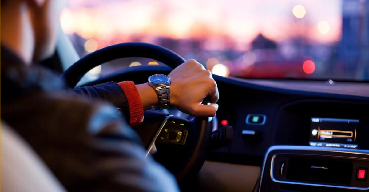 Lái xe buổi tối nên giữ tốc độ ổn định, hạn chế phóng nhanh (Ảnh: Sưu tầm Internet)
