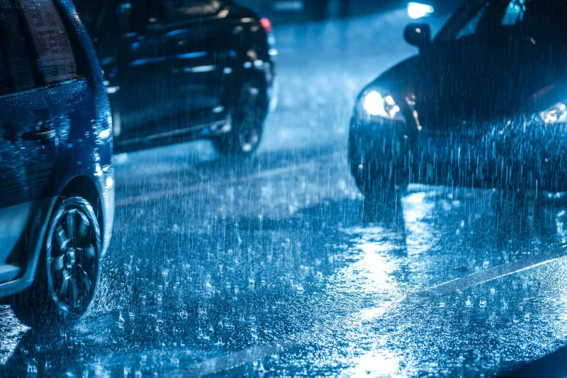Bạn cần tập trung cao độ và cẩn thận hơn khi lái ô tô vào buổi tối với trời mưa (Ảnh: Sưu tầm Internet)