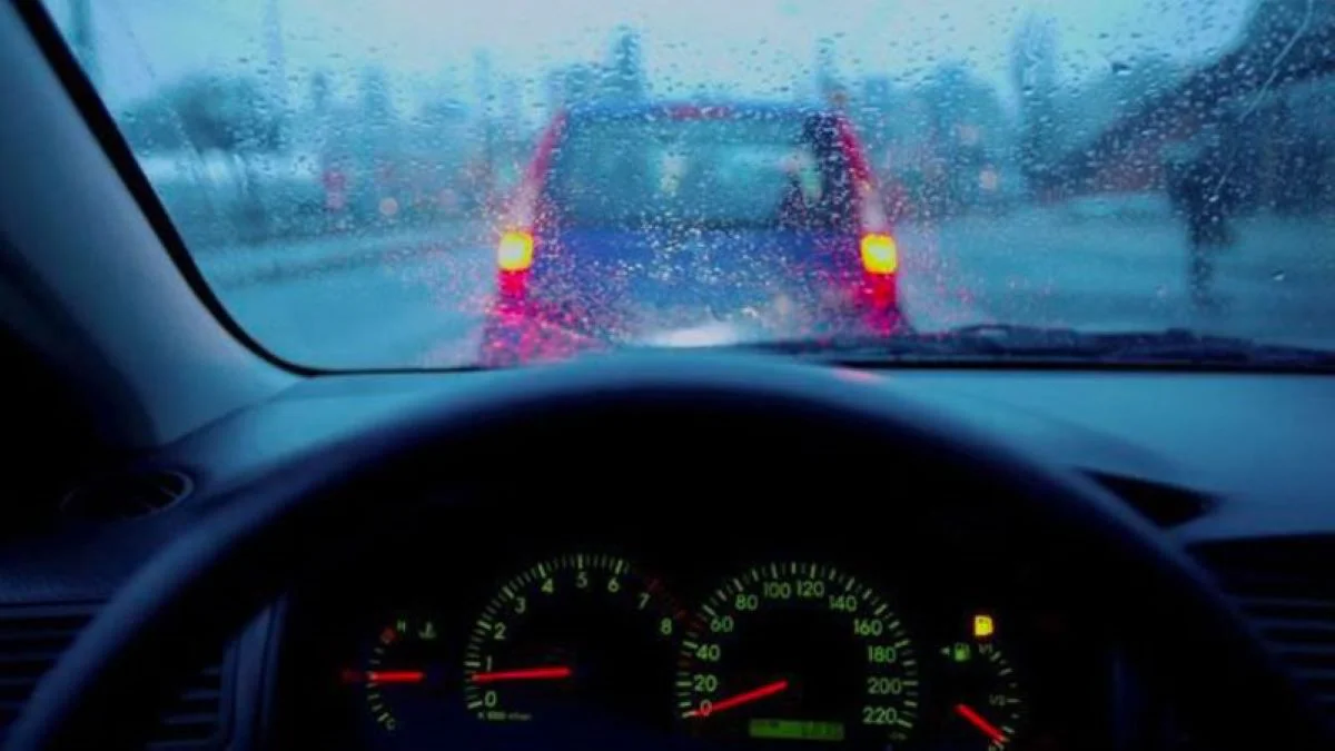 Nhớ ngay 10+ Kinh nghiệm “xương máu” giúp bạn lái xe trời mưa an toàn