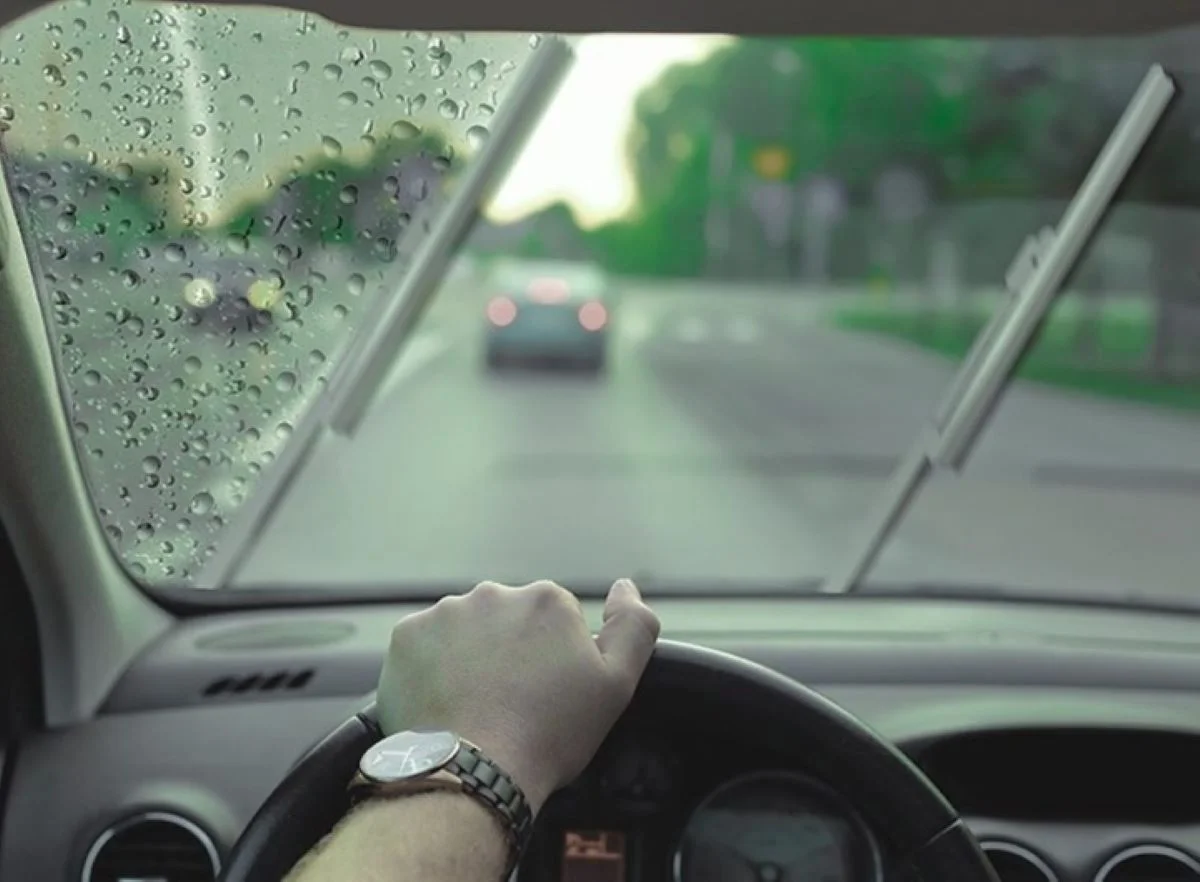 Tầm nhìn hạn chế rất dễ phát sinh nguy hiểm khi lái xe vào trời mưa (Ảnh: Sưu tầm Internet)