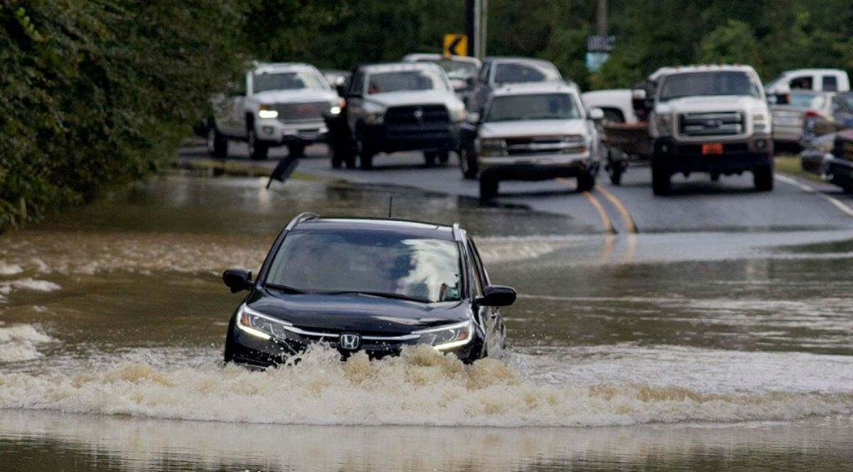 Chỉ lái ô tô đi qua những đoạn nước có nước ngập không quá gầm xe (Ảnh: Sưu tầm Internet)