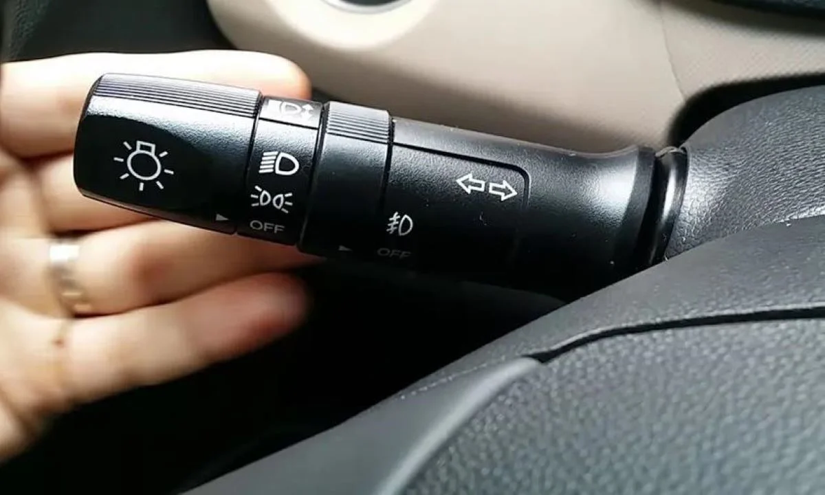 Dùng đèn cos là lựa chọn an toàn, hiệu quả khi lái xe ô tô trời mưa (Ảnh: Sưu tầm Internet)