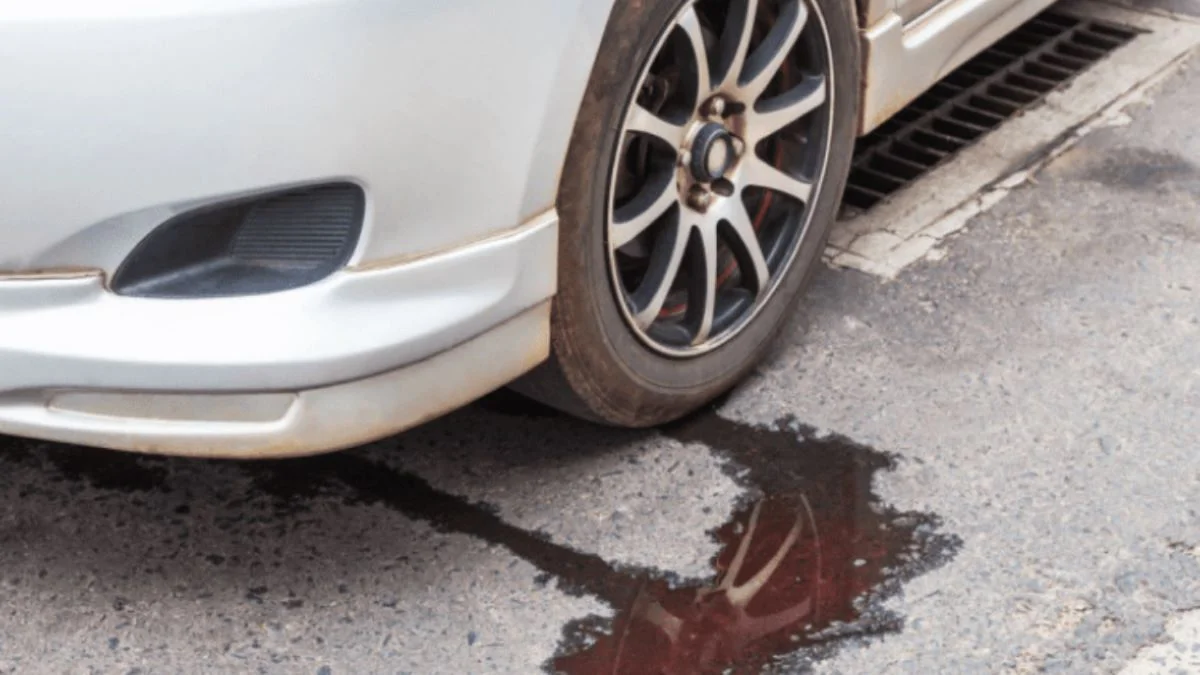 Gầm xe bị chảy dầu, nước máy rất dễ xảy ra tình trạng sập gầm khi di chuyển (Ảnh: Sưu tầm Internet)