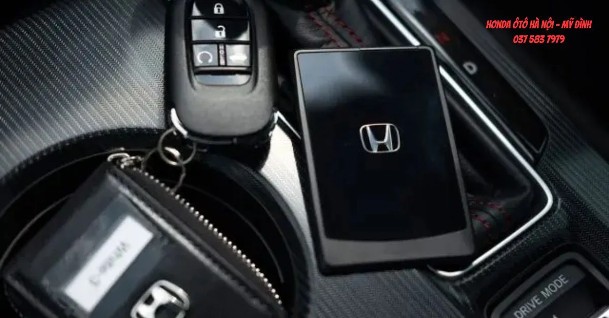 Chìa khóa thông minh xe Honda Civic tích hợp nút mở cốp tiện lợi (Ảnh: Honda Việt Nam)