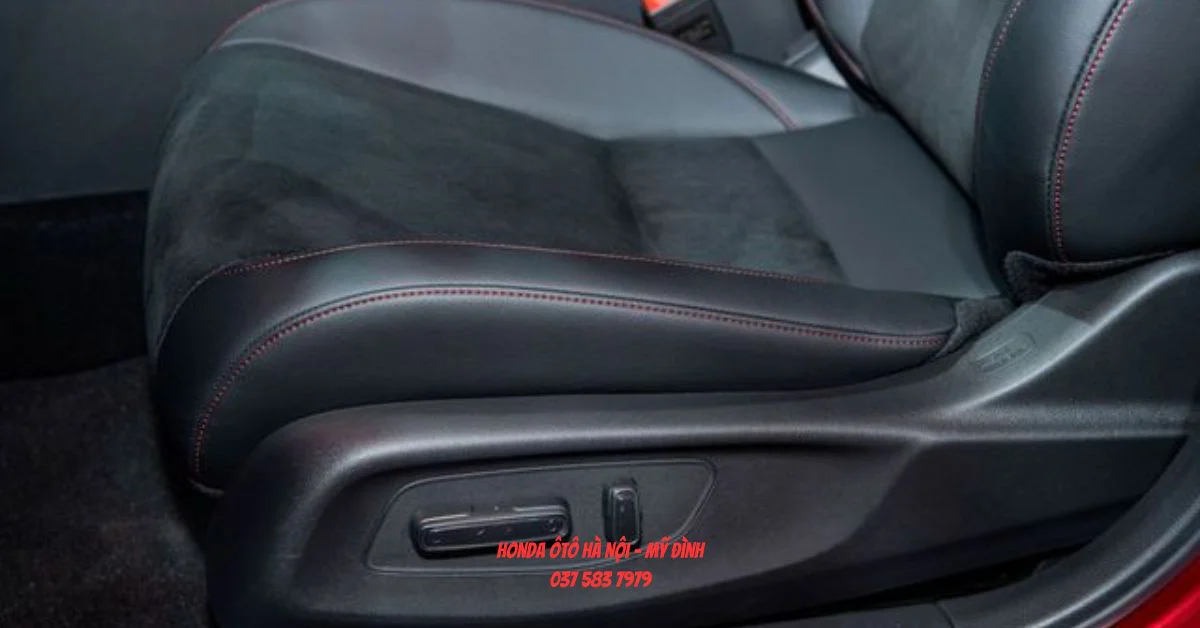 Ghế lái làm bằng da kết hợp da lộn màu đen được viền chỉ đỏ thể thao, có chức năng chỉnh điện 8 hướng (RS) (Ảnh: Honda Ô tô Mỹ Đình)