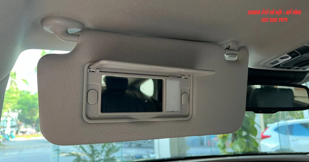 Gương trang điểm cho hàng ghế trước tiện lợi (Ảnh: Honda Ô tô Mỹ Đình)