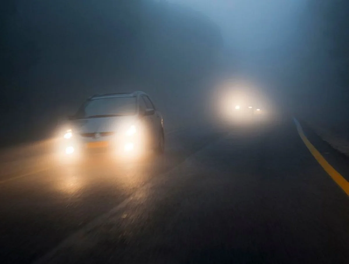 Dễ bị lóa mắt do đèn pha từ xe đi ngược chiều khi bạn lái xe vào buổi tối (Ảnh: Sưu tầm Internet)
