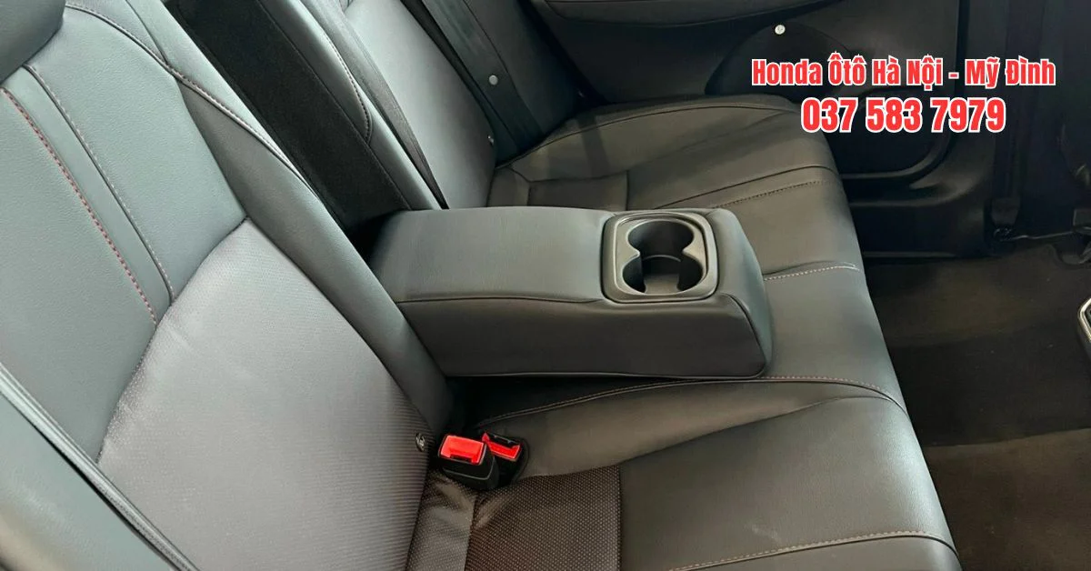 Tựa tỳ tay tích hợp khay đựng cốc hàng ghế sau (Ảnh: Honda Ô tô Mỹ Đình)