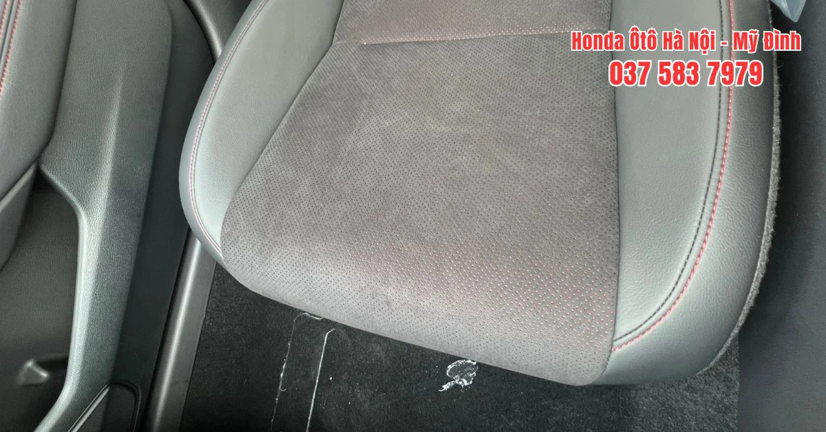 Ghế được làm bằng chất liệu da kết hợp da lộn với đường chỉ viền đỏ cá tính (Ảnh: Honda Ô tô Mỹ Đình)