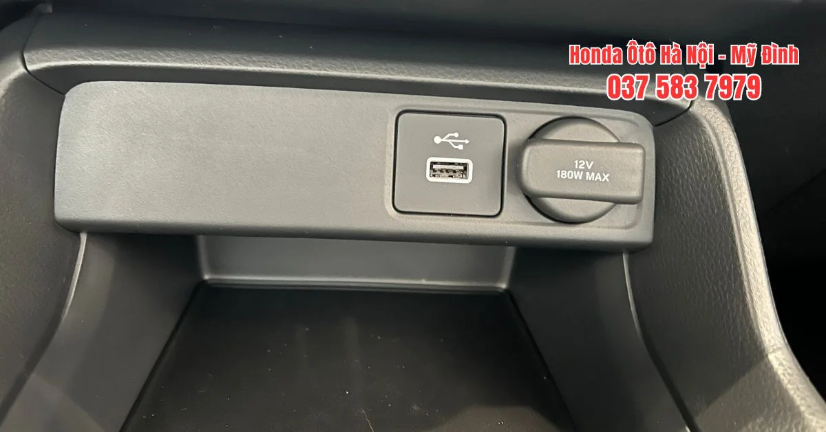 Với 2 cổng sạc tiện lợi, Honda Civic bản G cho phép bạn kết nối tiện lợi (Ảnh: Honda Ô tô Mỹ Đình)